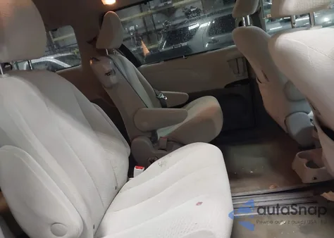 2011 Toyota Sienna Le V6 z USA, uszkodzony, nr VIN 5TDKK3DC6BS152468